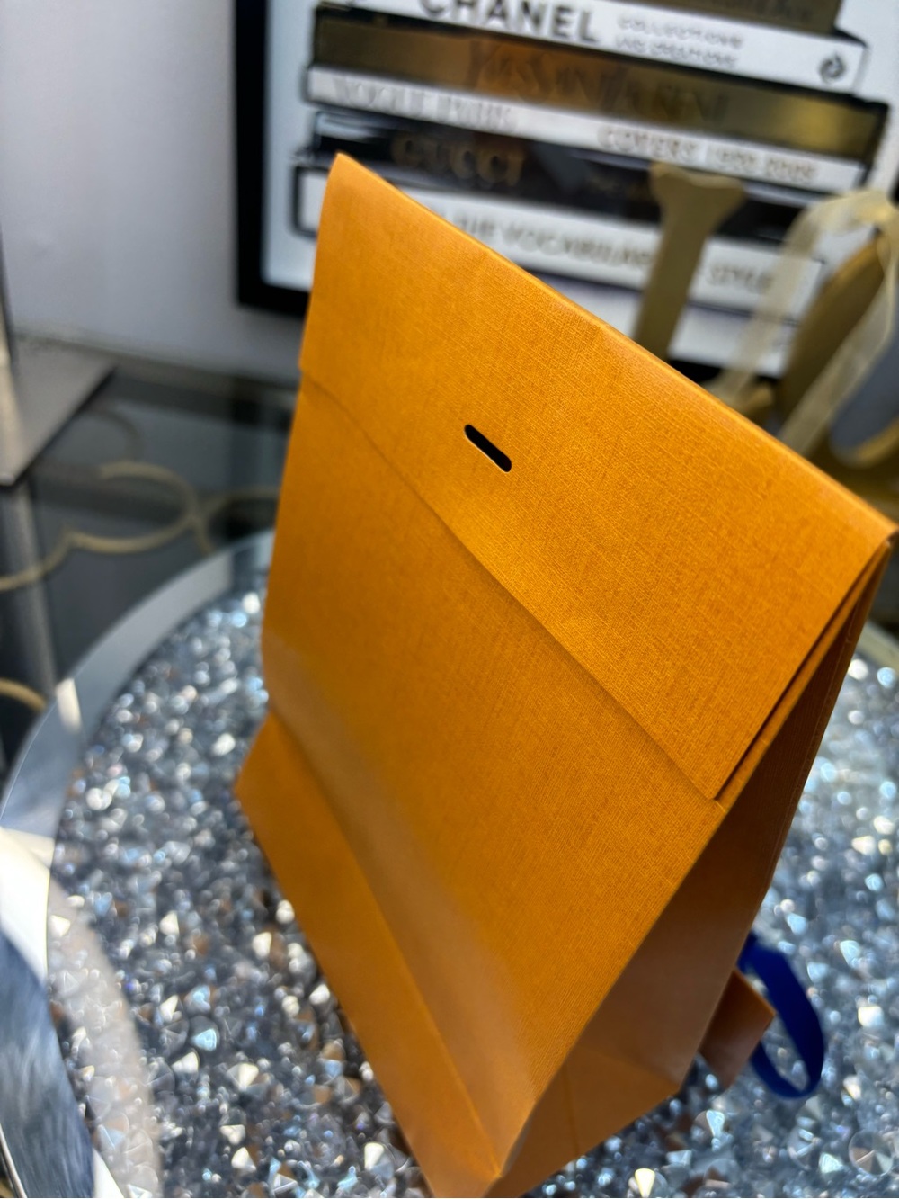 Louis Vuitton orange paper shopping bag paired with a matching envelope - Picture 8 of 9